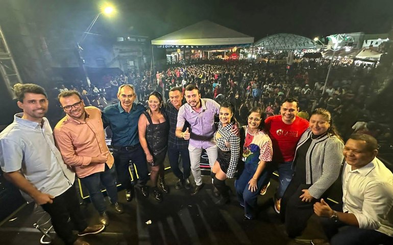 Multidão lota centro da cidade no encerramento dos festejos