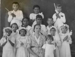 1.ª Eucaristia aos 10 anos, 29 de junho de 1938. Odilon é o primeiro menino, no alto à esquerda da foto 