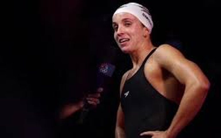 Nadadora americana bate recorde mundial dos 100m costas em seletiva olímpica