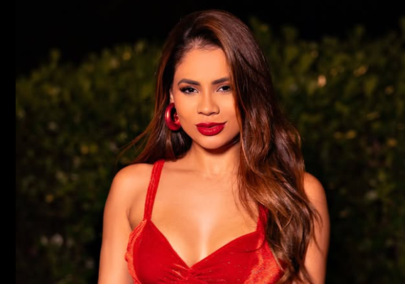 Lexa doa enxoval personalizado da filha que perdeu para bebê com o mesmo nome