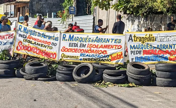 Protesto dos moradores e comerciantes dos Flexais pedindo a realocação de todos