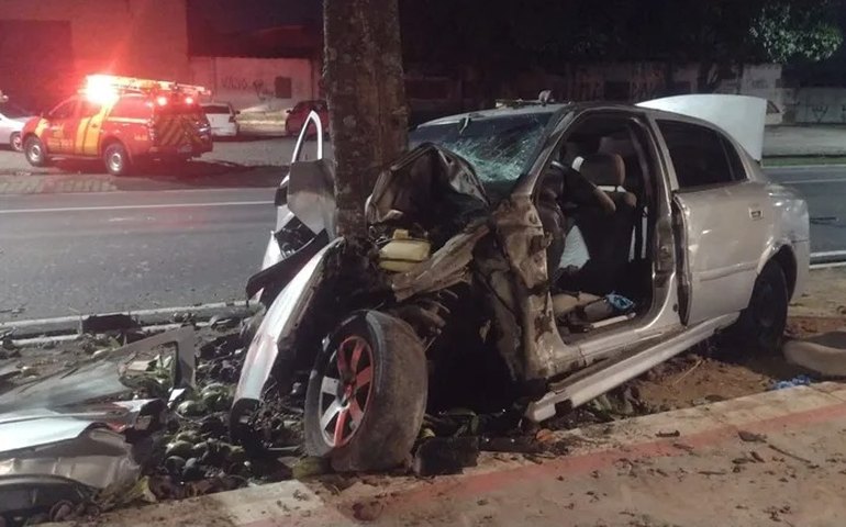 Motorista morre preso às ferragens, ao se chocar contra árvore na Durval de Góes Monteiro, em Maceió
