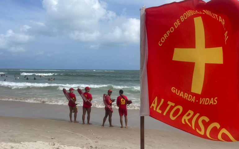 Guarda-vidas resgatam seis pessoas em menos de meia hora na Praia do Francês
