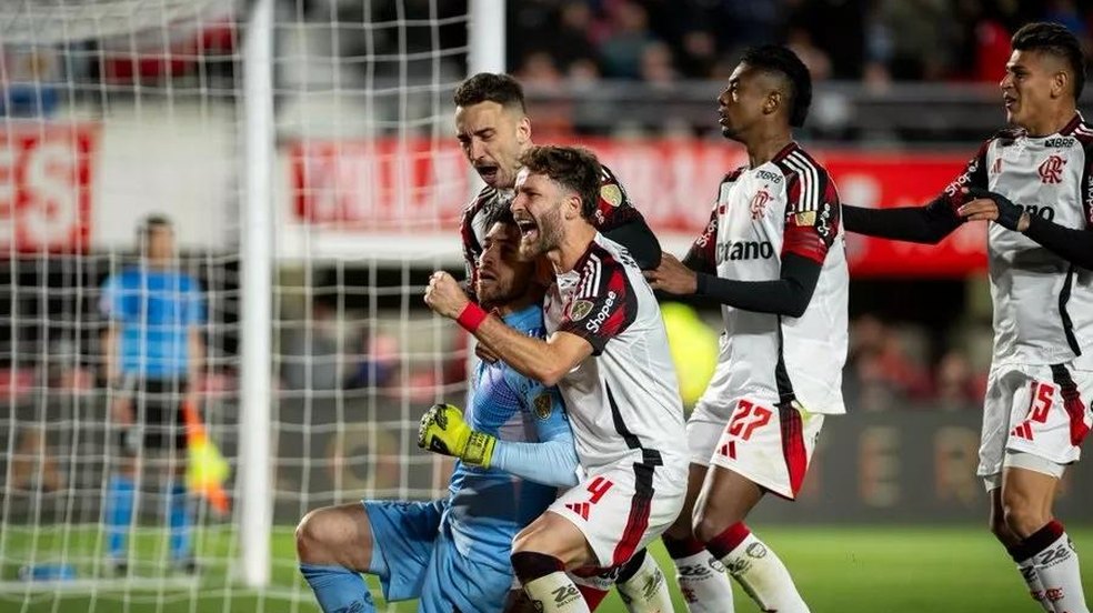 Rossi pega dois pênaltis e coloca o Flamengo na semifinal da Libertadores