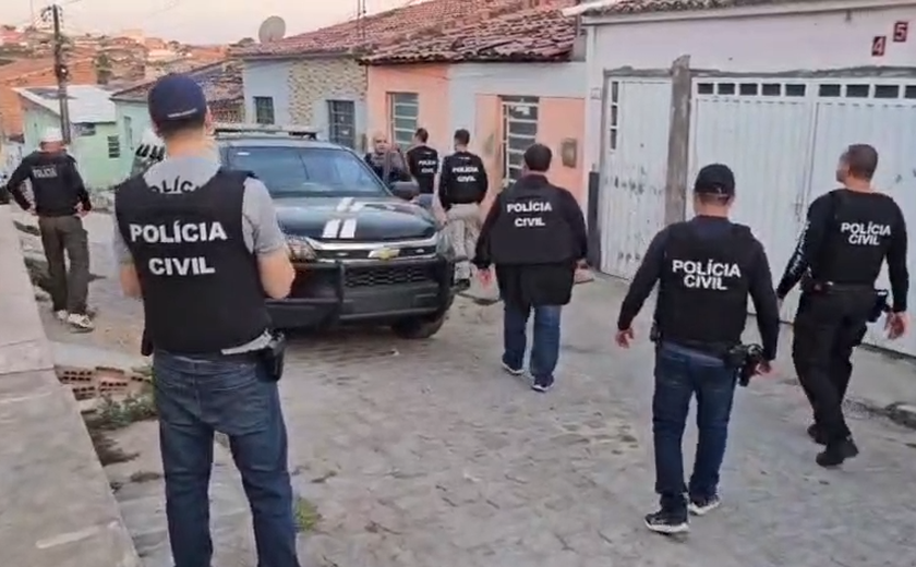 Polícia cumpre mandados e prende suspeito durante operação contra facção em Santana do Ipanema