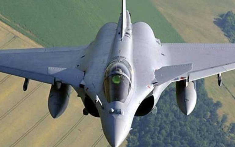 França: dois pilotos morrem em após colisão de jatos Rafale