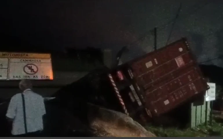 Passarela cai na Anchieta e atrapalha trânsito