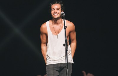 Tiago Iorc se apresenta no Clube Fênix
