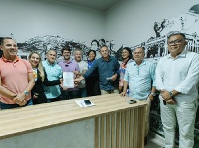 Junior Menezes sanciona lei que reajusta salário ao servidor público ainda em maio