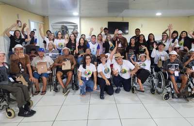 Estudantes visitam lar de idosos e promovem tarde de música e afeto com o PCJE