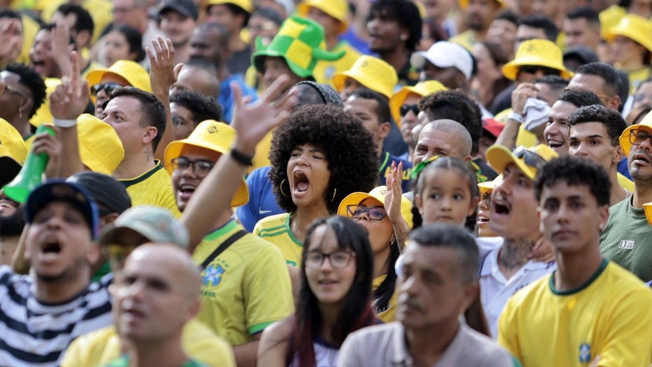 Torcedores se reúnem no centro de SP para assistir ao jogo do Brasil
