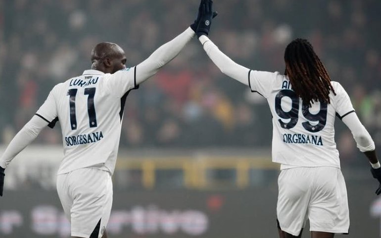 Napoli vence Genoa, reassume liderança do Italiano e joga pressão na Atalanta