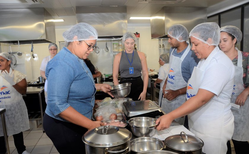 Sesau promove oficina culinária para responsáveis por pessoas com autismo