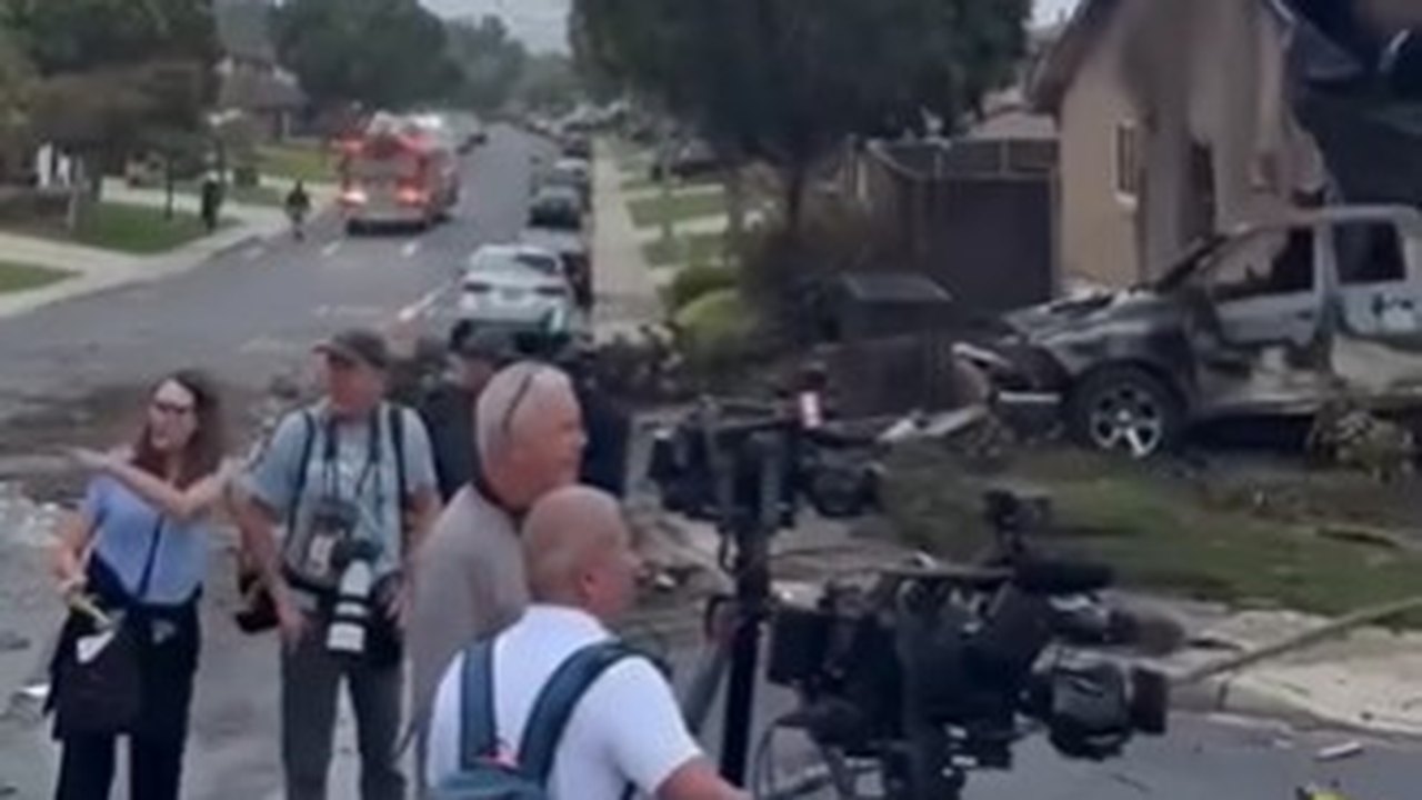 Avião cai em área residencial no estado norte-americano da Califórnia