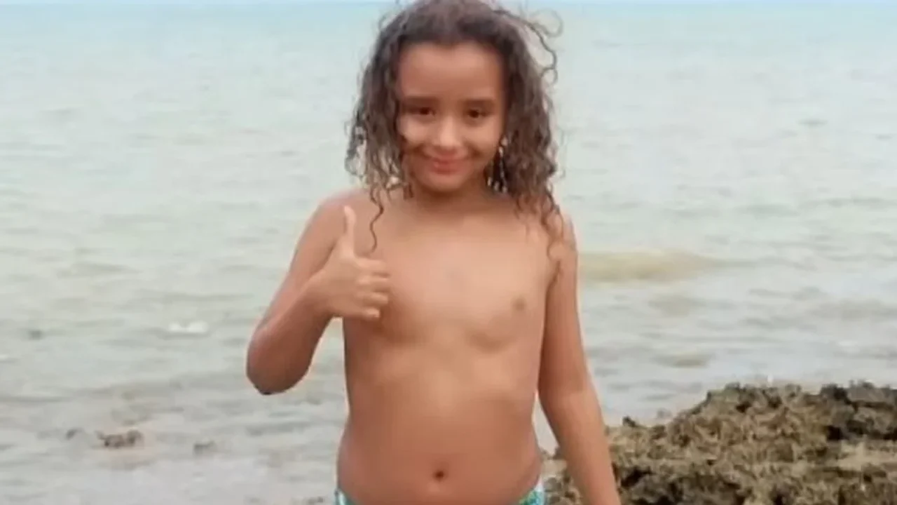 Menino de 6 anos é encontrado morto em terreno baldio na Cidade Universitária, em Maceió