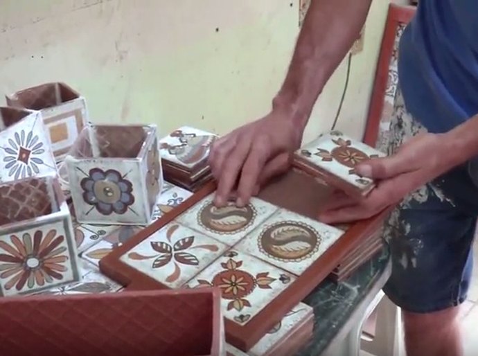 Artesão recebe cerâmicas da Pointer para continuar projeto no Recife
