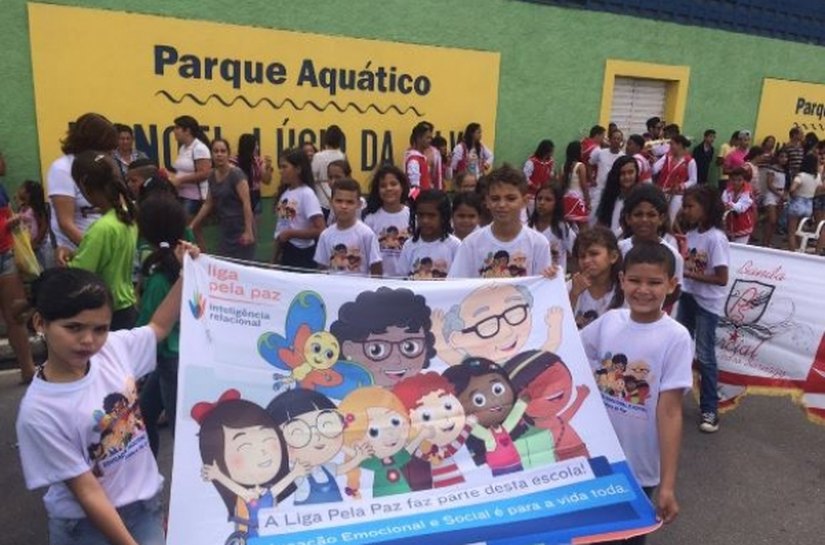 Estudantes da Metodologia Liga pela Paz desfilam em Arapiraca