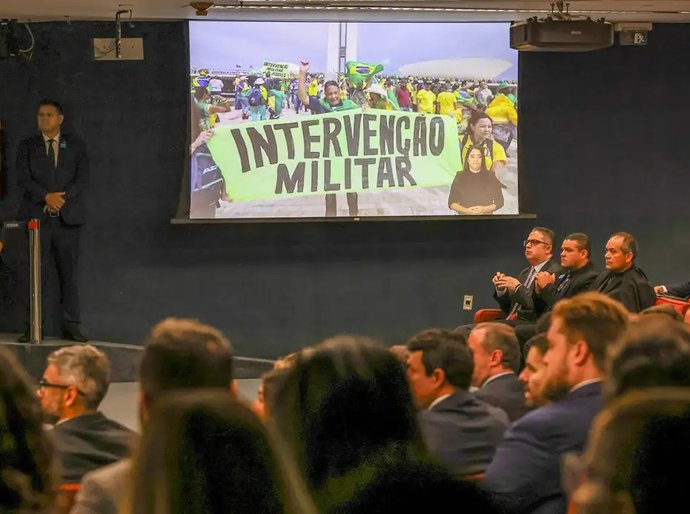 Brasil chegou perto de voltar à ditadura, diz New York Times