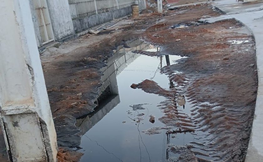 Falha em estação elevatória da BRK causa extravasamento de esgoto no Centro de Maceió