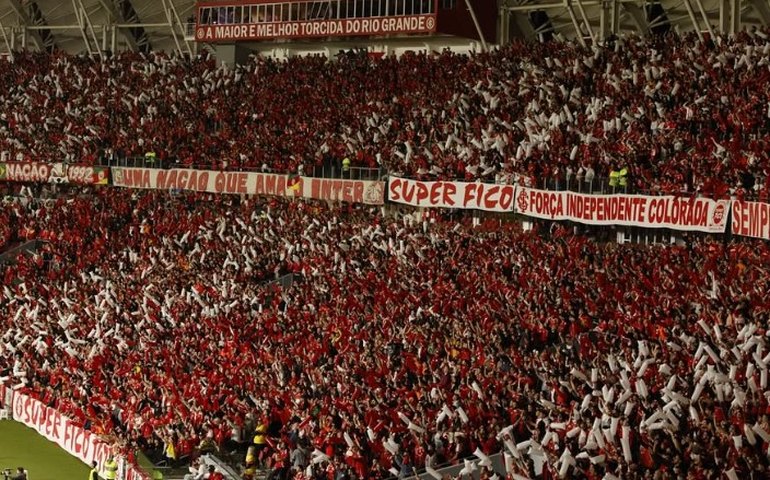 Torcedores do Inter têm reunião com jogadores no CT e cobram reação no Brasileirão