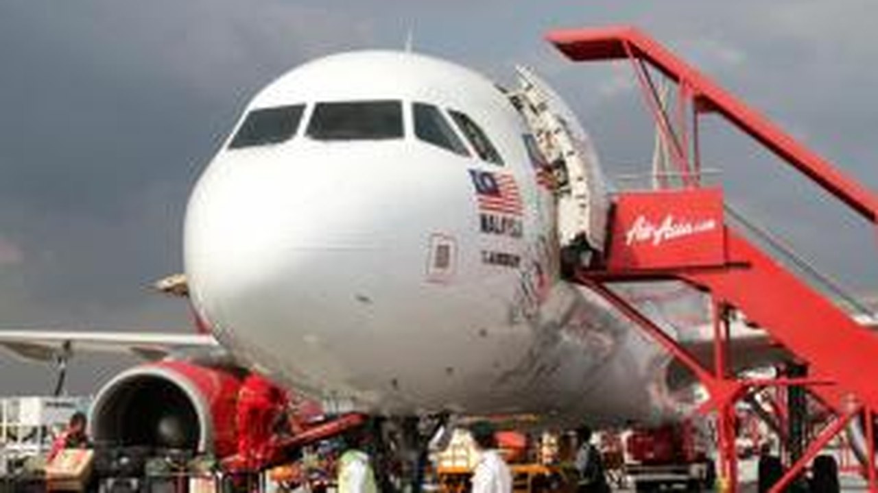 AirAsia: mergulhadores conseguem chegar a destroços de avião