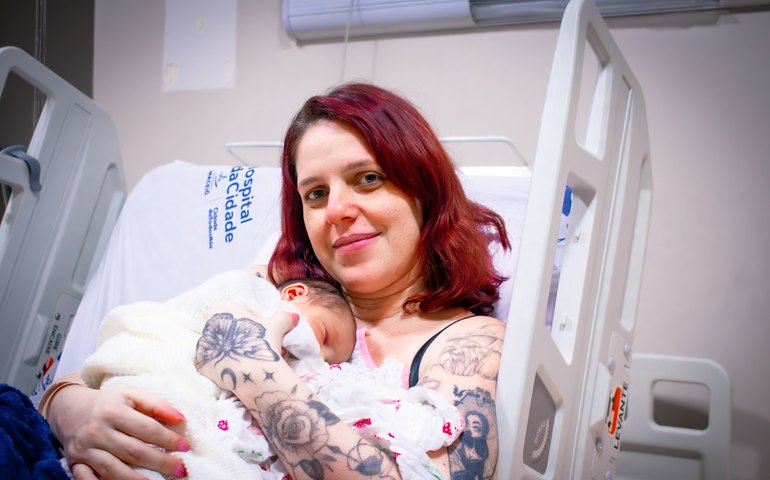 Mães internadas na maternidade do Hospital da Cidade recebem homenagem especial neste Dia das Mães