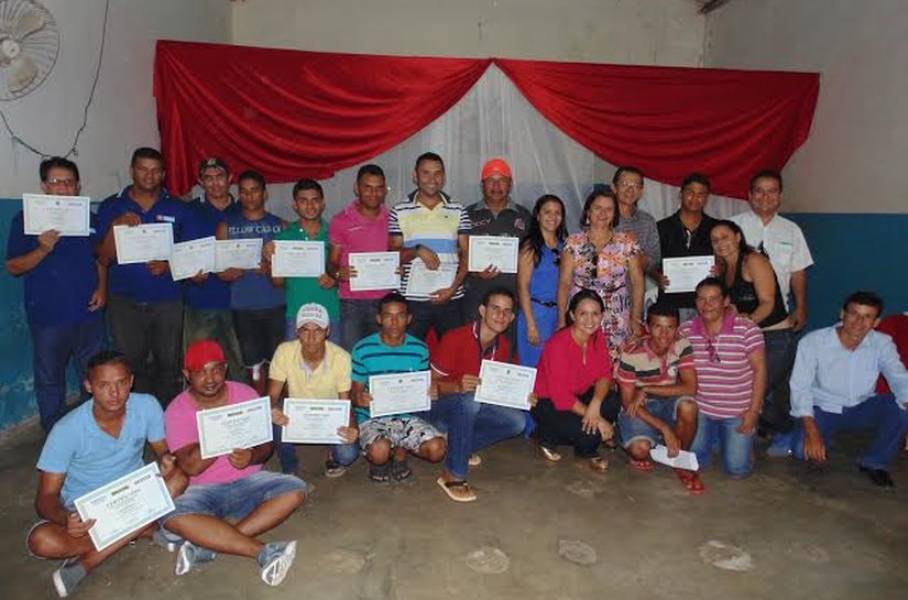 Alunos do Pronatec recebem certificados de conclusão de curso em Lagoa da Canoa