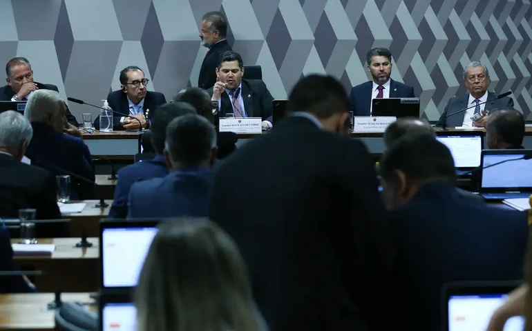 Comissão do Senado aprova aumento de salários de juízes e promotores 