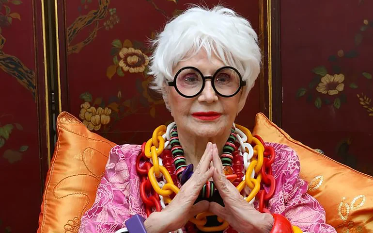 Rosamaria Murtinho volta aos palcos como Iris Apfel em “Uma Vida em Cores” no Teatro I Love PRIO