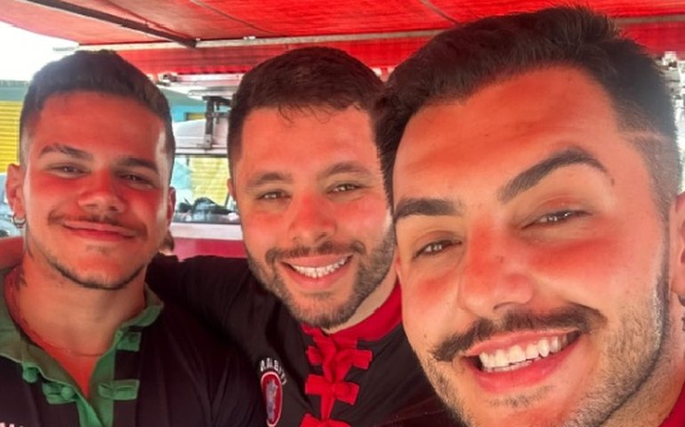 Cantor de abertura de novela que virou pasteleiro revela viver um trisal: 'Não tô nem aí para as críticas'