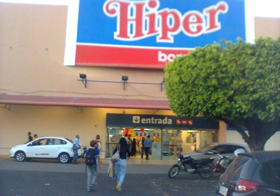 Crise: Hiper Bompreço da Buarque de Macedo, em Maceió, vai fechar as portas
