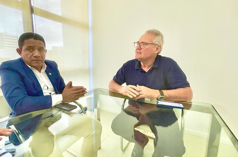 Prefeito Júlio Cezar se encontra com senador Renan Calheiros em Maceió