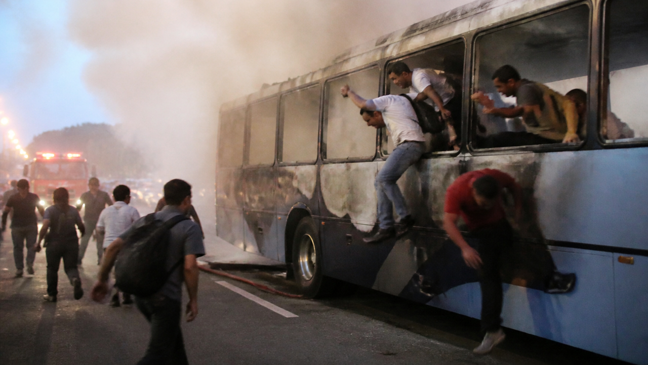 Passageiros quebram janelas e pulam de ônibus em SC após princípio de incêndio