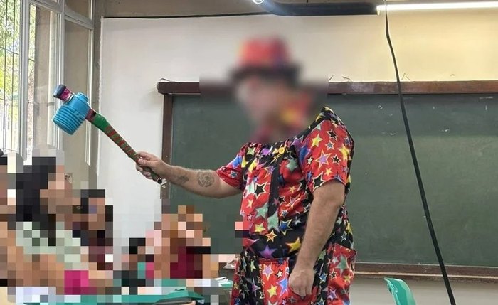 Homem fantasiado entrou em salas de aula no Campus A.C. Simões, em Maceió, fez comentários obscenos e foi retirado por seguranças após denúncia de estudantes