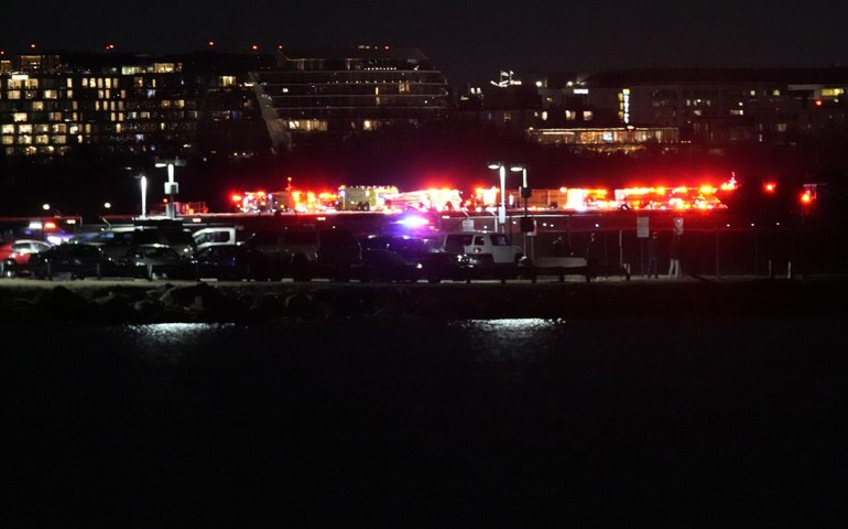 Avião de pequeno porte colide com helicóptero antes de pousar no aeroporto de Washington