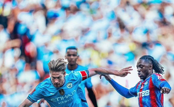 Kevin De Bruyne, do City, em disputa de bola com Eberechi Eze, do Crystal Palace Kevin De Bruyne, do City, em disputa de bola com Eberechi Eze, do Crystal Palace