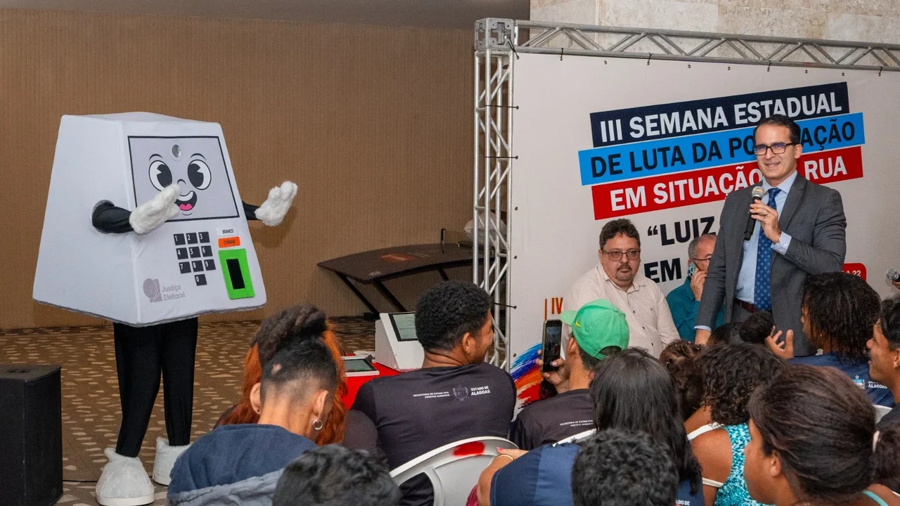 TRE/AL promove ação de educação eleitoral  para pessoas em situação de rua