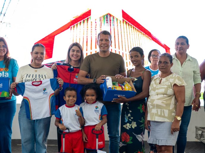 Prefeitura de Murici entrega kits escolares e fardamento completo para estudantes da rede municipal