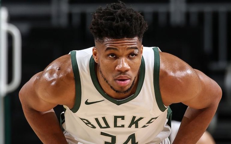 Antetokounmpo visita pela primeira vez a Nigéria, país de origem dos pais; vídeo