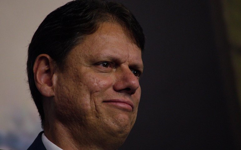 Tarcísio de Freitas evita citar Jair Bolsonaro durante posse na USP