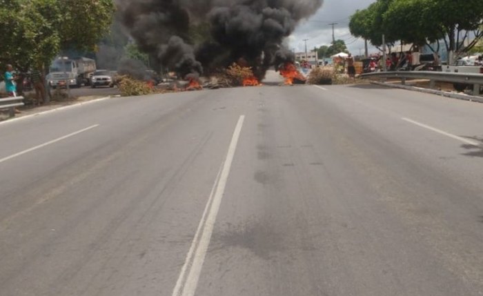 Moradores fecham via no Eustáquio Gomes