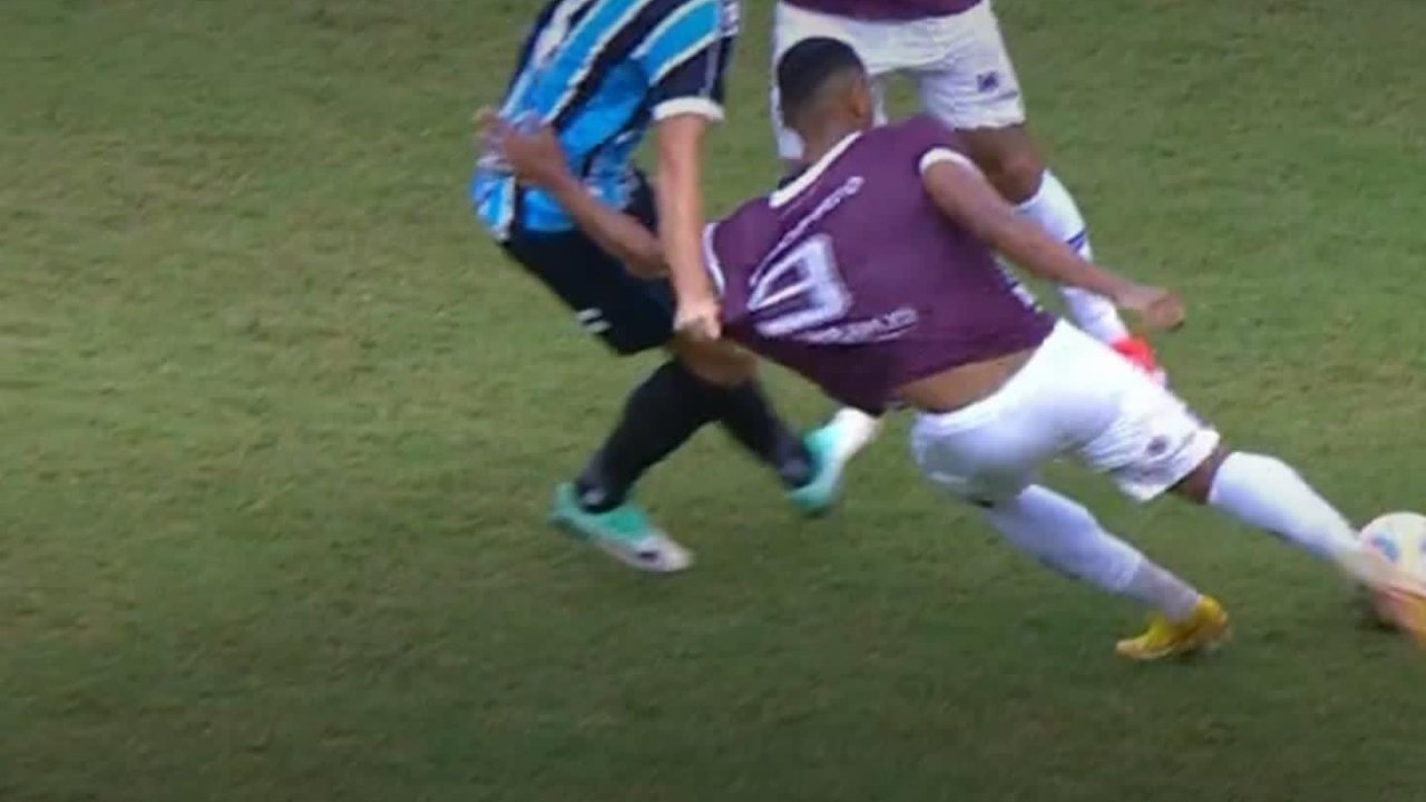 Com um a mais em campo, Grêmio leva virada do Caxias em estreia no Campeonato Gaúcho