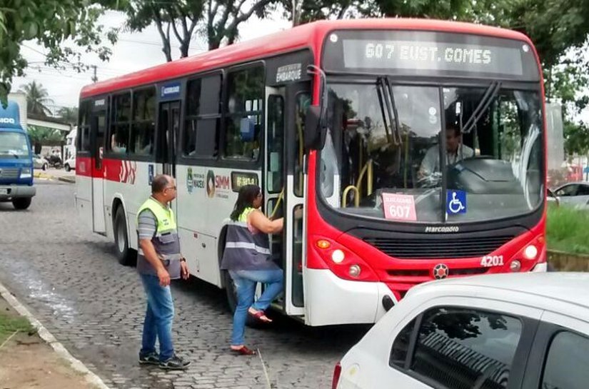 Motoristas de ônibus recebem orientações para dirigir na Ufal