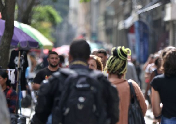 IBGE: renda média de trabalhador branco é 75,7% maior que de pretos