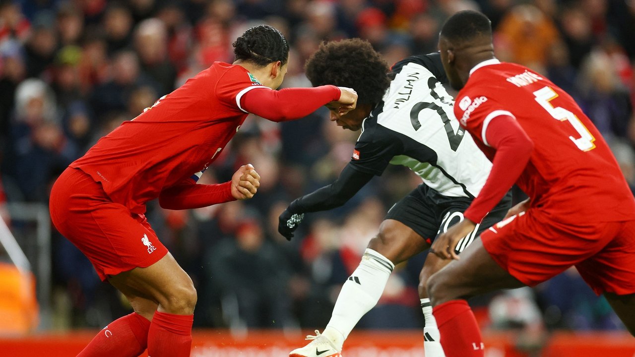 Willian coloca Fulham na frente, mas Liverpool vira e fica perto da final da Copa da Liga