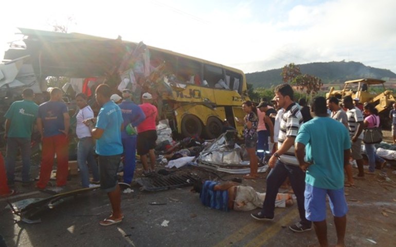 Acidente com ônibus na Bahia deixa mortos e feridos