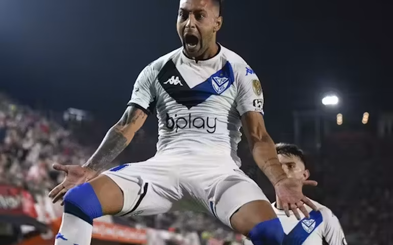 Defesa de jogadores do Vélez acusados de estupro vai entrar com recurso contra prisão domiciliar
