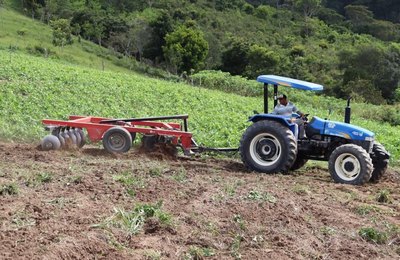 Prefeitura de Santana do Mundaú disponibiliza maquinário para homens do campo