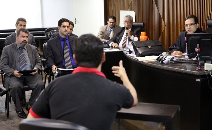 Juiz Geraldo Amorim ouve testemunha durante audiência de instrução do processo, em 2014 - Foto: Caio Loureiro
