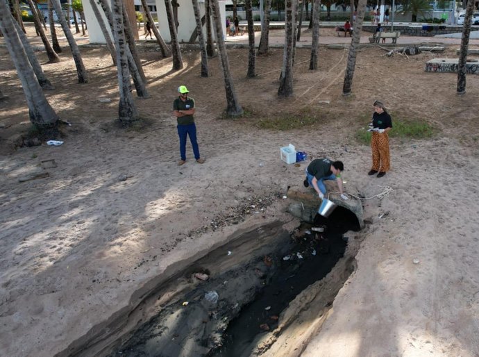 IMA divulga análises de coletas na Ponta Verde e autua concessionária de água e esgoto
